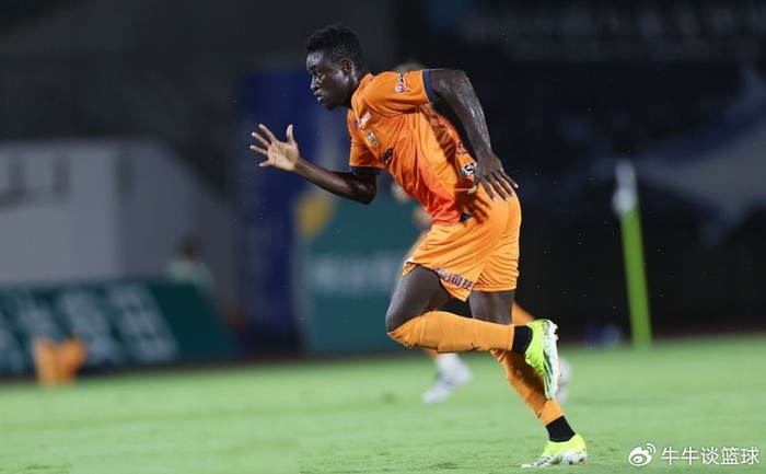 有点意外！郑智刚刚接手青岛西海岸，就将邵佳一手下3名嫡系外援清理|青岛市|阿齐兹|新赛季|梅米舍维奇|北京国安_新浪体育_新浪新闻