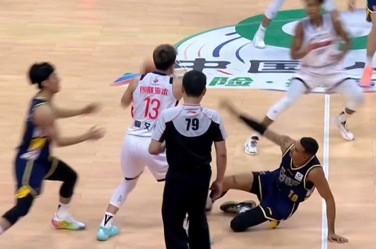 拼尽全力！郭艾伦最后时刻不放弃 紧贴抢断徐杰发球！