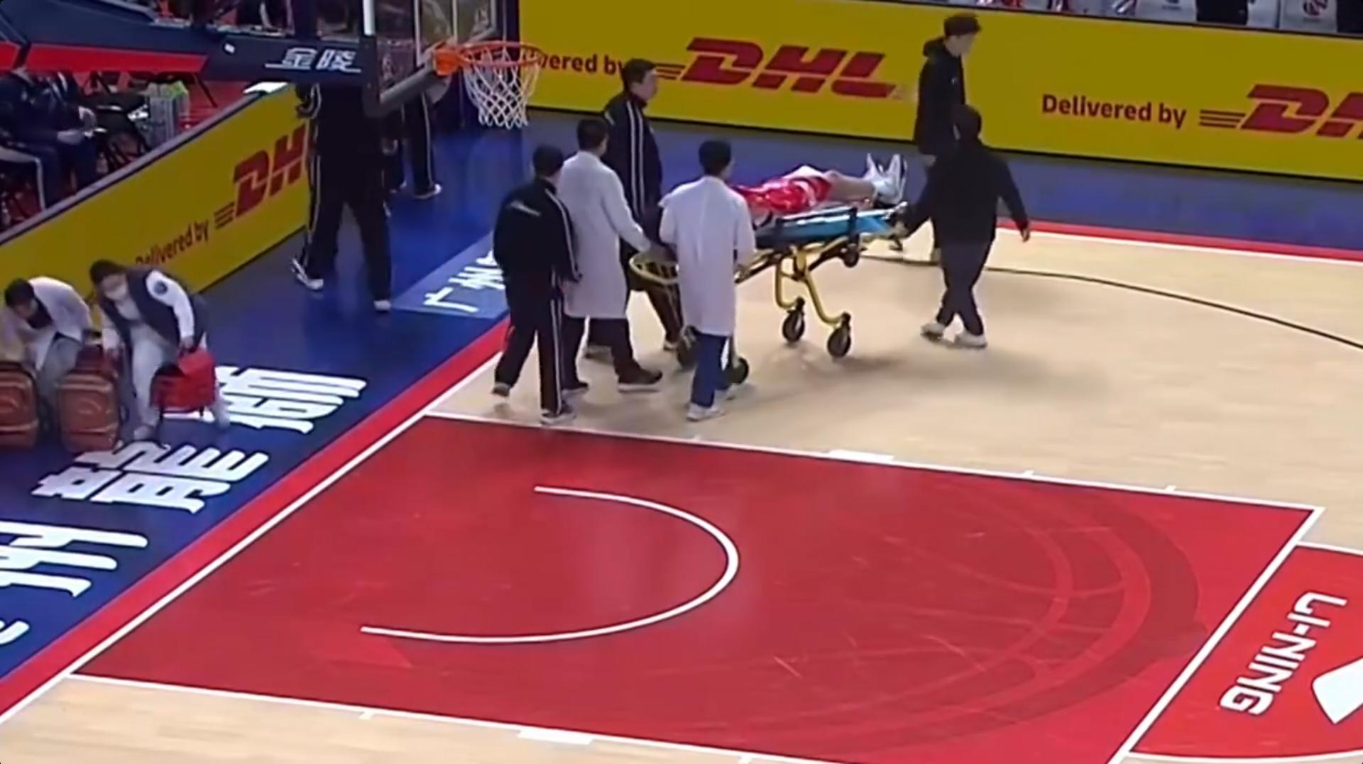 现役国手，把赖俊豪推向广告牌，扭伤颈部，球迷：人品球技都不行