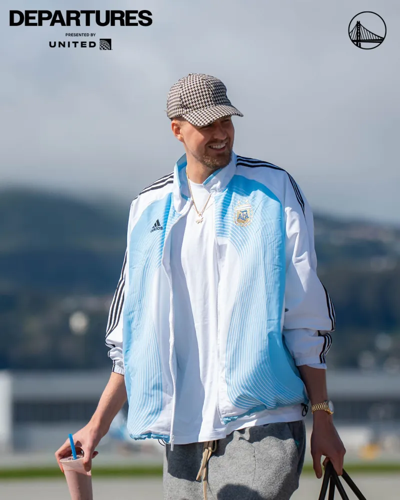 赛事走势-连续客场！勇士官方晒球员登机照，明日将对阵西部第三火箭